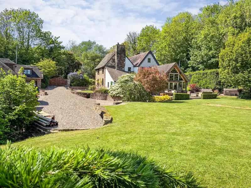 8 Bedroom Detached House for Sale