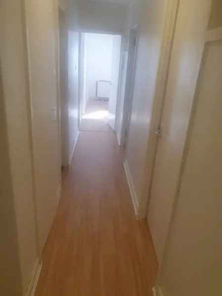 Flat For Rent in Wishaw, Scotland