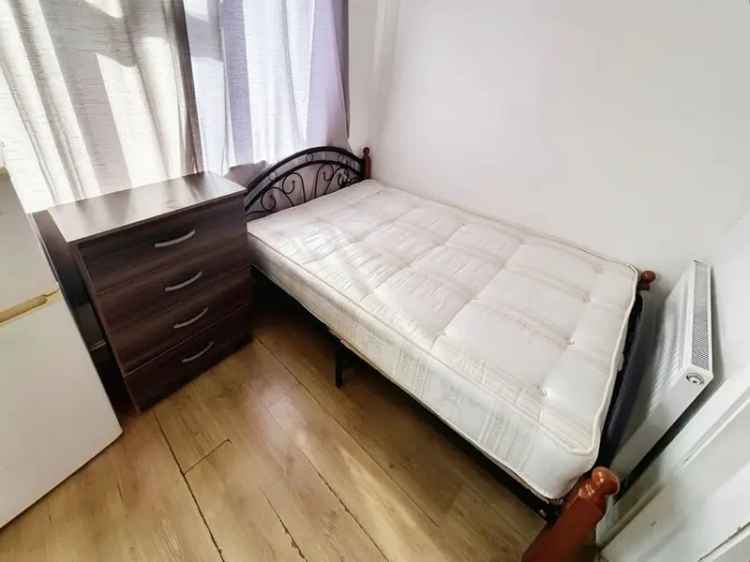 1 Bedroom Room to Rent in London E13 - Available Now