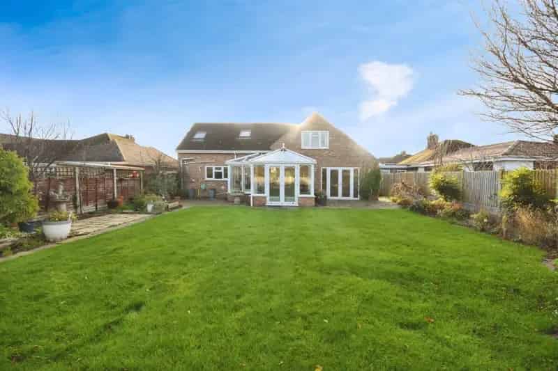 4 Bed Family Home with Large Garden and Double Garage