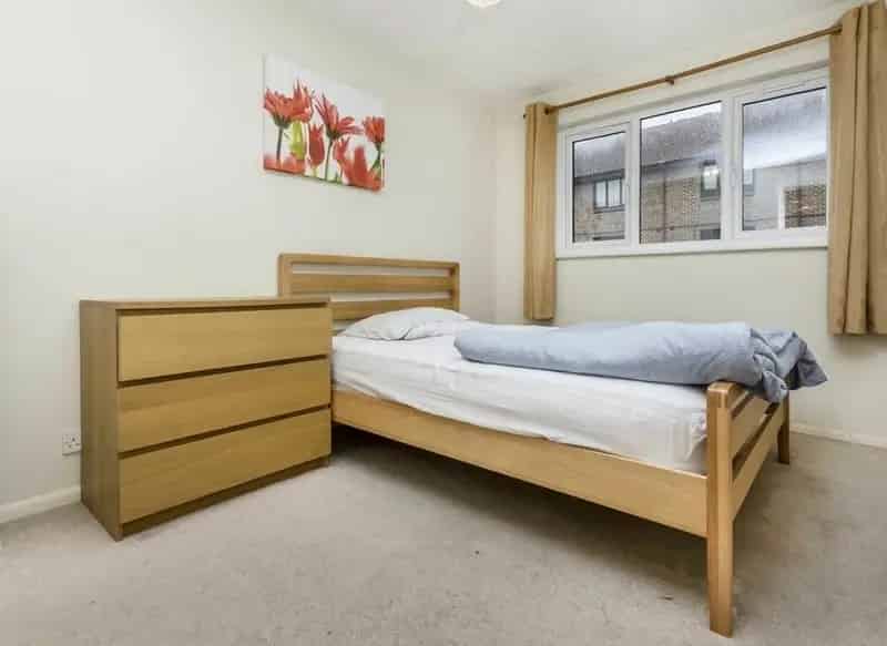 Two Bedroom Riverside Apartment Canary Wharf