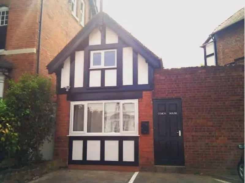1 Bedroom Coach House To Rent