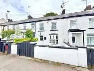 Refurbished 2-Bed House Ballymena Town Centre Modern Kitchen and Bathroom