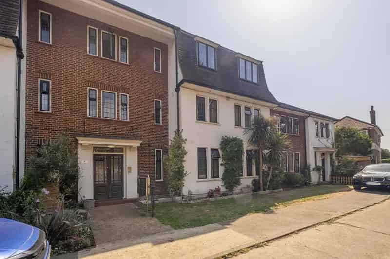 2 Bedroom Flat for Sale in Strawberry Hill