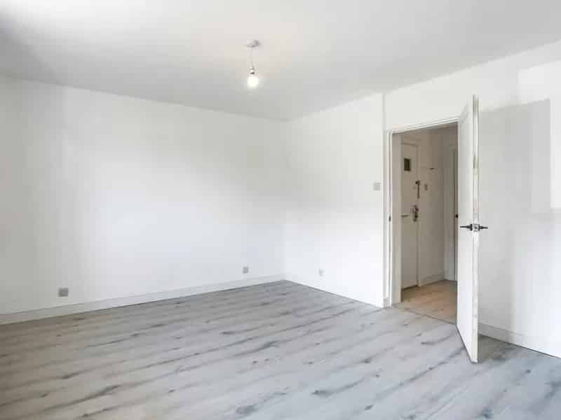 Refurbished Ground Floor Flat with Garden and Parking