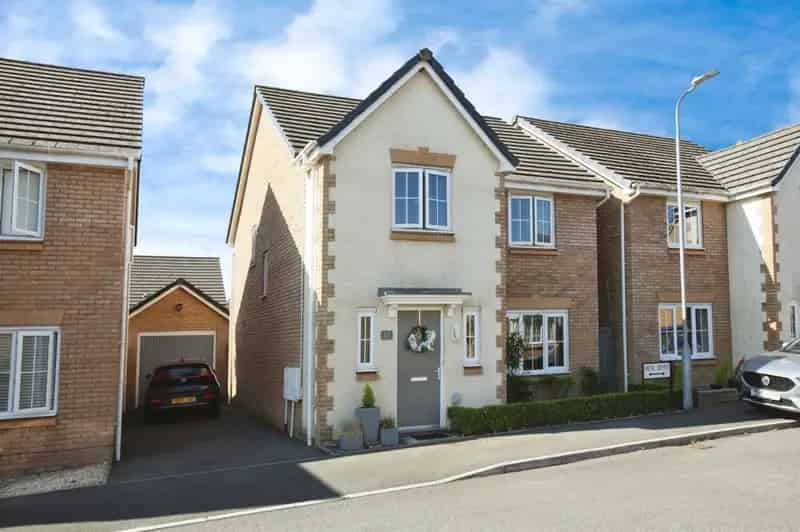 4 bedroom detached house