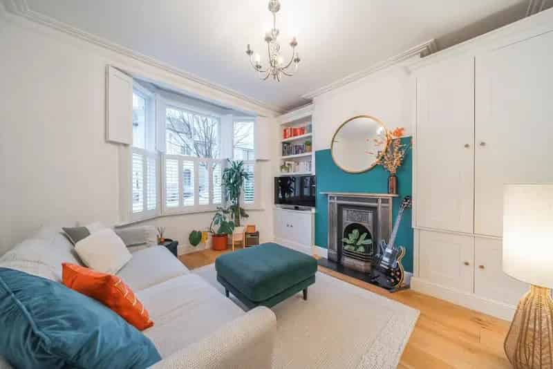 Stunning Central Flat with Private Garden Near Overground Station