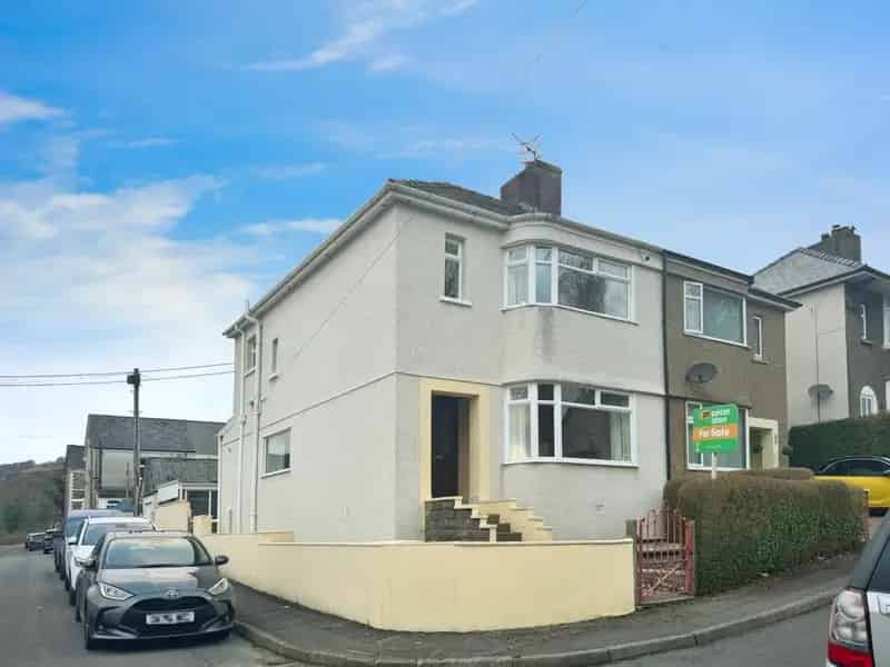 3 Bedroom Semi-Detached House Requiring Modernisation