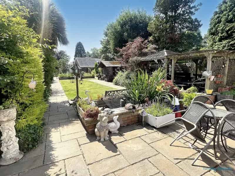 3 Bed House For Sale Near Earlswood Lakes