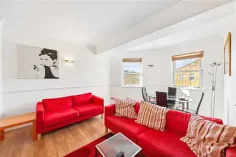 2 Bedroom 76m² Flat in London