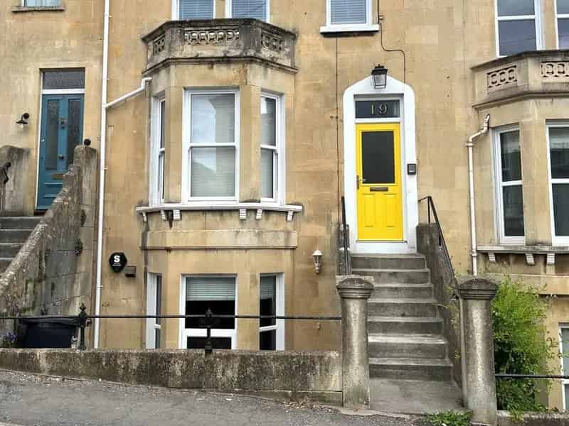 1 Bedroom Flat Recently Renovated Garden Apartment