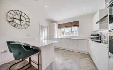 5 Bedroom Detached Home in Modern Development