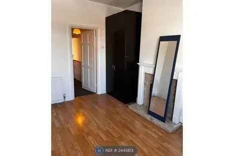 2 Bed Flat Near Dagenham Heathway Station