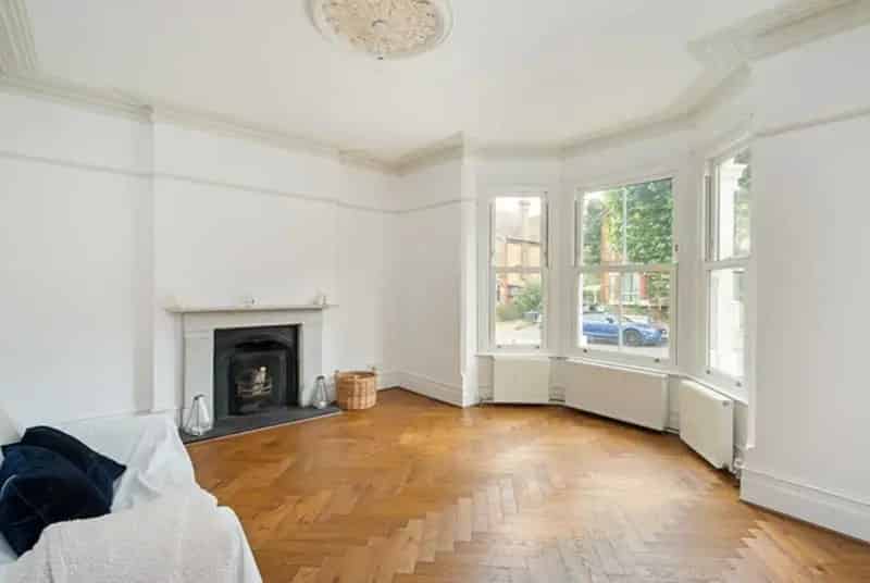 Stunning 3-Storey Family Home Dorton Road 4 Double Bedrooms