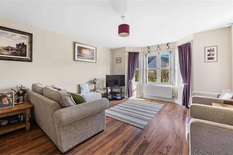 4 Bed Detached House with Garage and Garden
