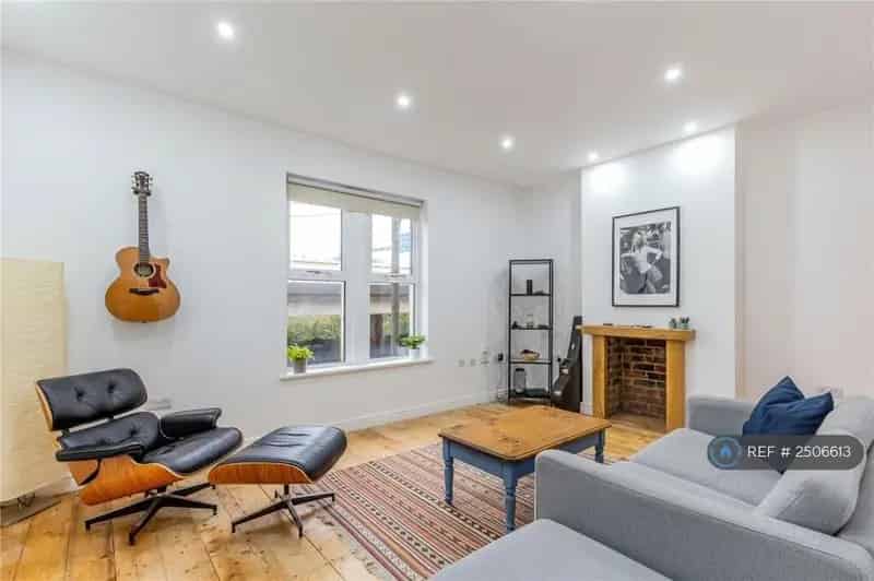 2 Bedroom Flat for Professionals - References Required
