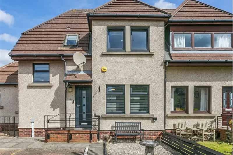 3 Bed Semi Detached House with Garden and Parking