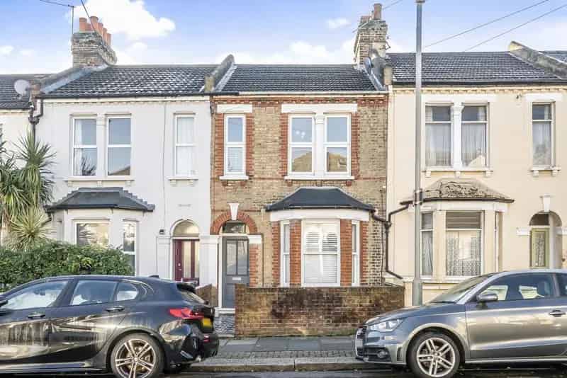 One Bedroom Garden Flat near Tooting Broadway