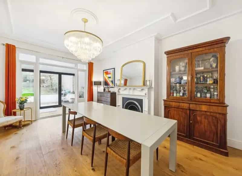 Four Double Bedroom Family Home - Completely Renovated