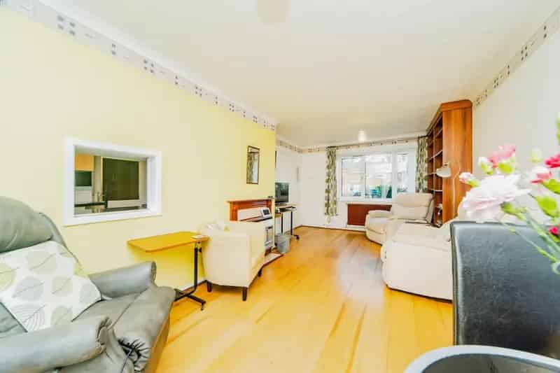 2 Bed House Near Taffs Trail and Hailey Park