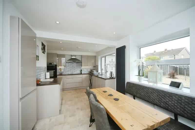 3 Bed Detached House with Garage and Large Garden