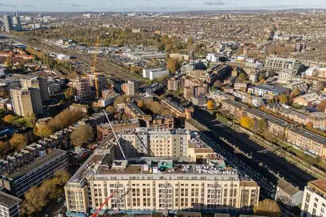 3-Bedroom House in Notting Hill with Parking and Rooftop Terrace