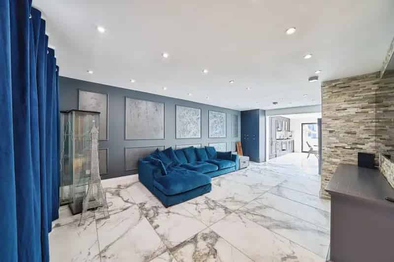 3 Bed Mid Terrace House Extended Kitchen Landscaped Garden Detached Office