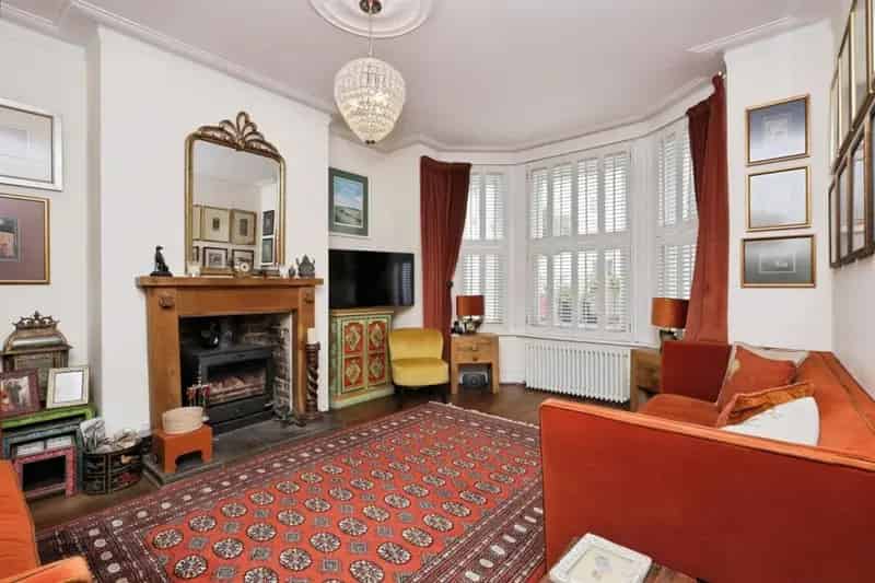 3 Bedroom End Terrace House Near Eastbourne Train Station