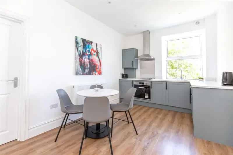 Refurbished Studio Apartment Garden Views No Onward Chain
