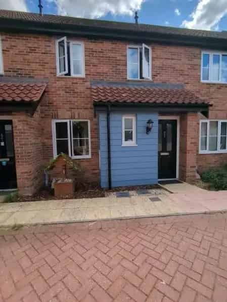 2 Bed House 7 Year Old Freshly Painted Easy Maintenance Garden Private Parking