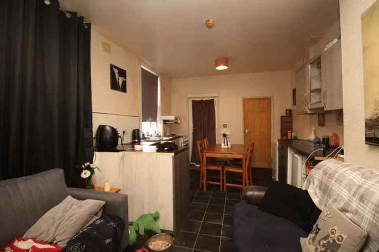 4 Bedroom Mid Terrace House - 4 Self Contained Flats - Auction