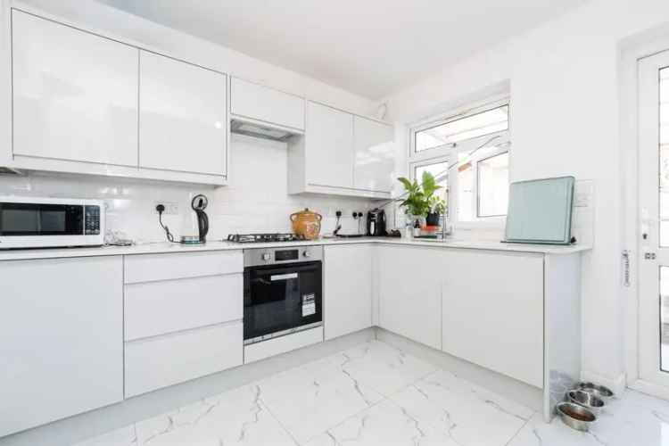 Refurbished Two Bedroom House with Modern Kitchen and Garden