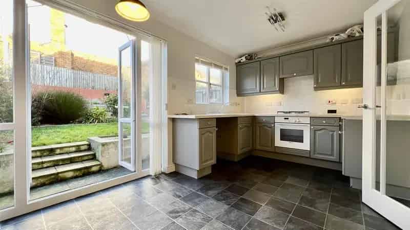 3 bedroom semi-detached house to rent