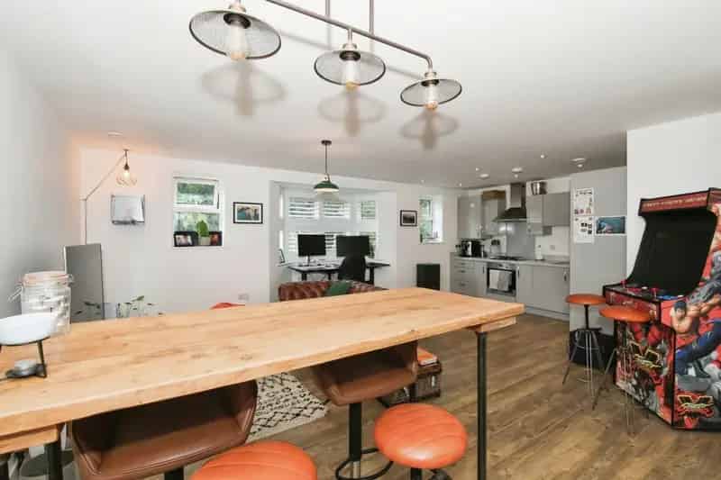 Immaculate Two Bedroom Luxury Apartment Near Peterborough Train Station
