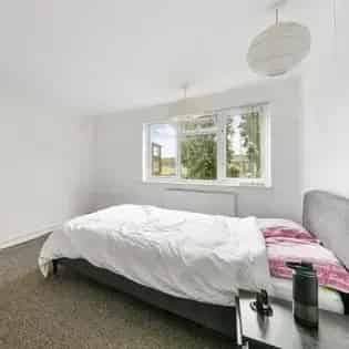 2 Bedroom Apartment with Parking in Leyton London