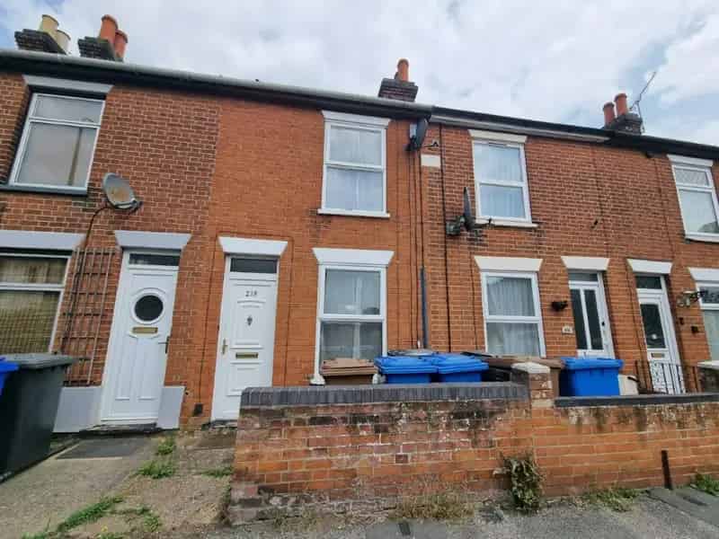 Two Bedroom Terraced House Near Town Centre