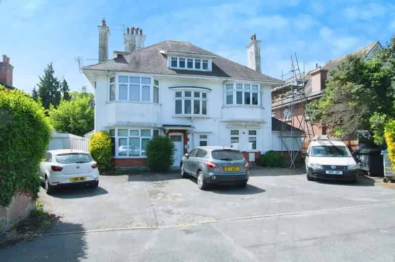 2 Bedroom Top Floor Apartment for Sale - No Forward Chain