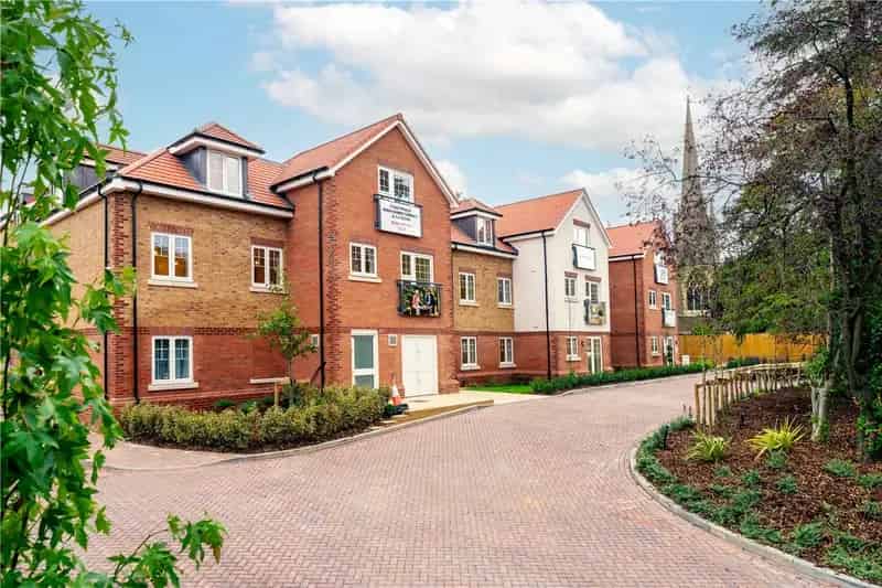 2 Bedroom Apartment Wokingham Town Centre Modern Living Parking