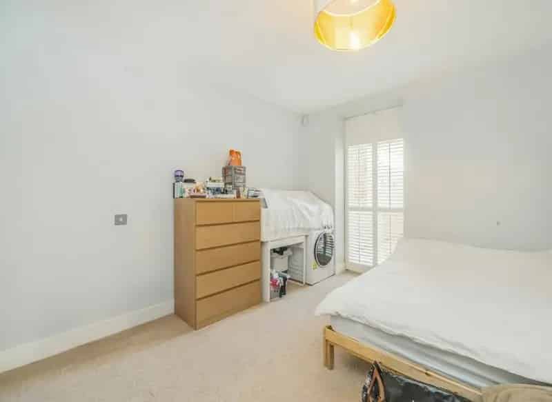 1000 Sq Ft Period Conversion Flat Barnes Common Two Double Bedrooms Parking
