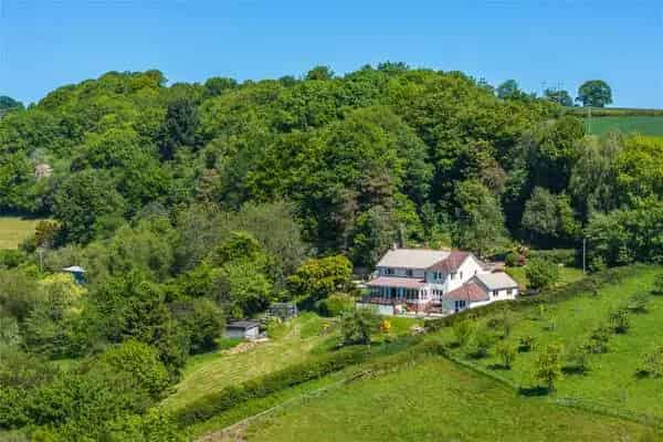 Spacious Detached House with 2.95 Acres of Gardens