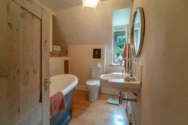 7 Bed Character Home For Sale - 4500 Sqft - 1.2 Acres