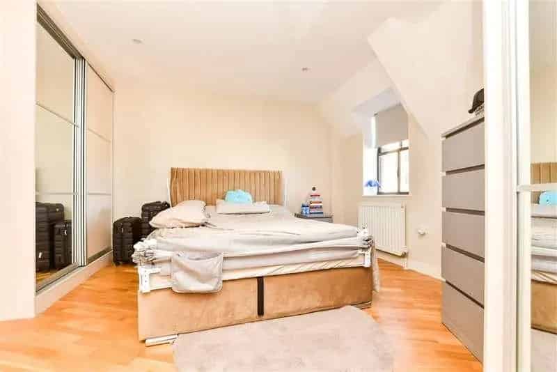 2 Bed Flat for Sale Near 3 Stations