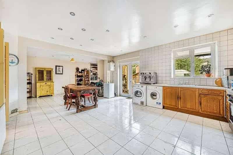 5 bed house for sale