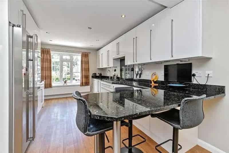 5 bed house for sale