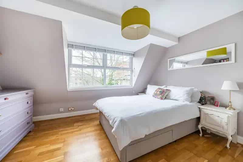 Top Floor Apartment Two Double Bedrooms Modern Kitchen