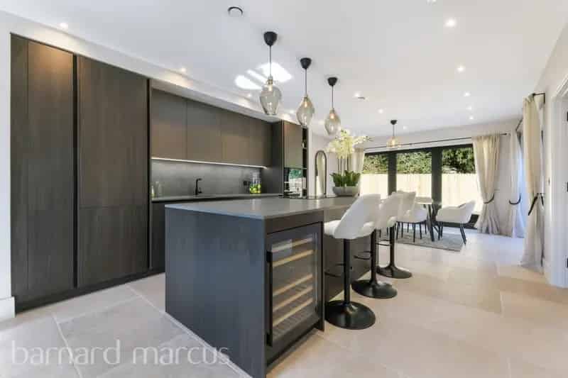 Three Bedroom Detached Family Home in Prestigious Neighborhood