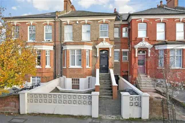 Semi-detached House for Sale in Stamford Hill N16