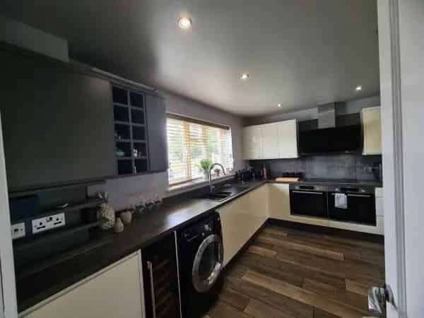 3 Bed End Terrace House with Fitted Kitchen and Summerhouse