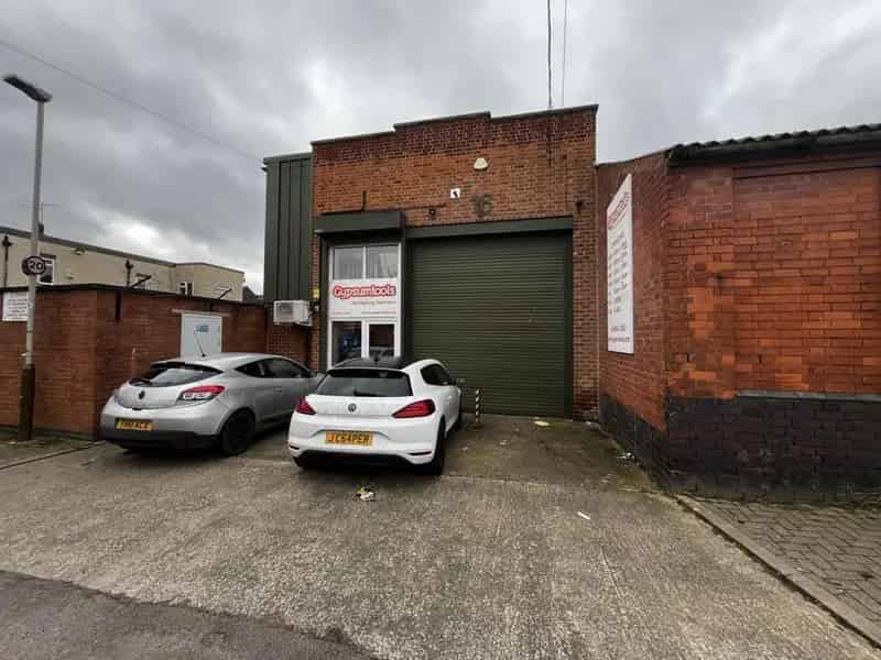 Modern Industrial Unit with Warehouse and Office Space