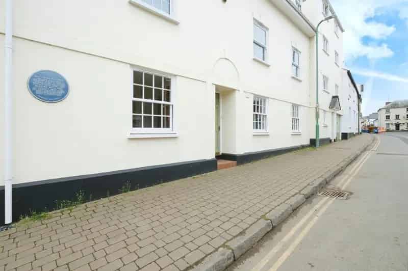 2 Bedroom Ground Floor Flat Town Centre Garage Available Now